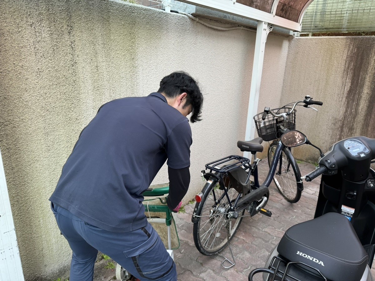 「一軒家の駐車場で電動自転車等を回収させていただきました」作業写真