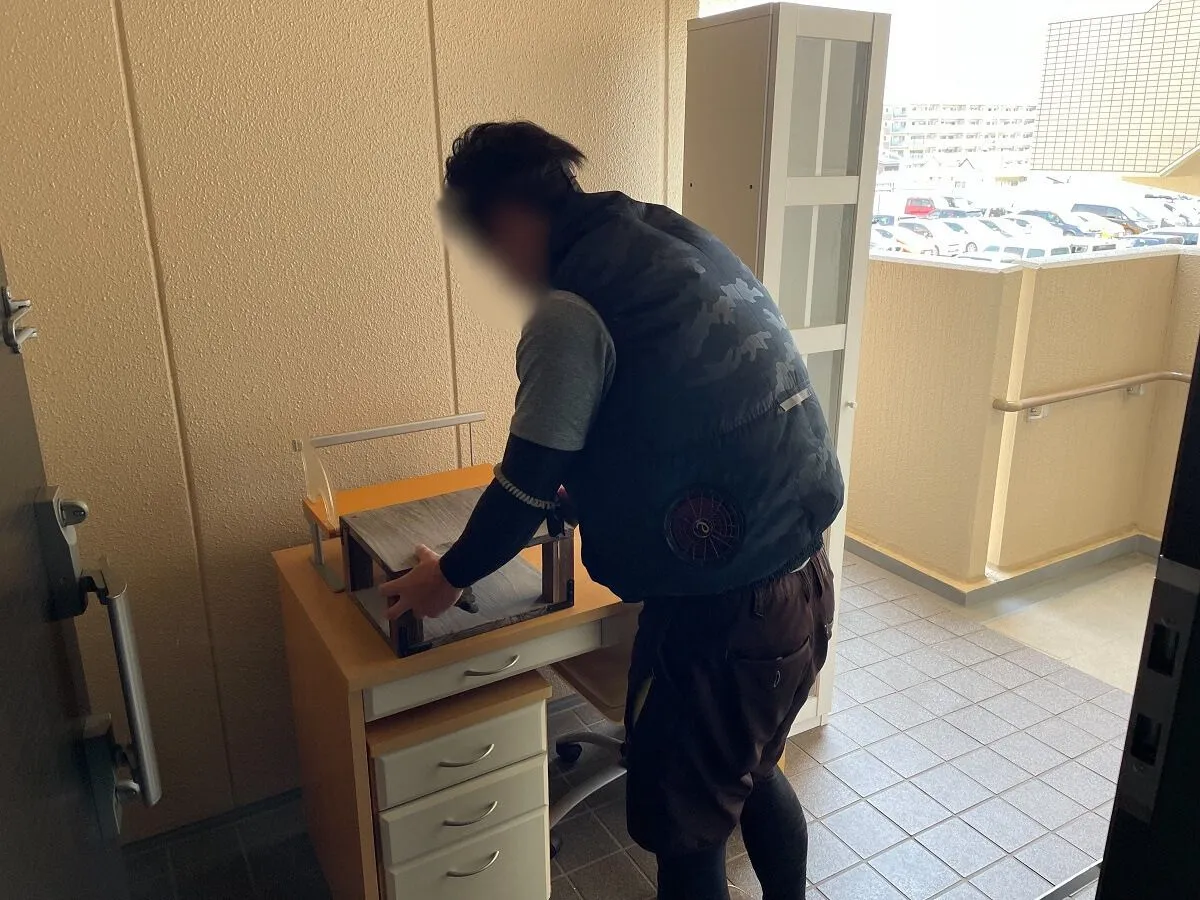 「マンションの玄関先から机・椅子・棚を回収させていただきました」作業写真